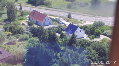 Im blau/weißem Haus befindet sich die Unterkunft.